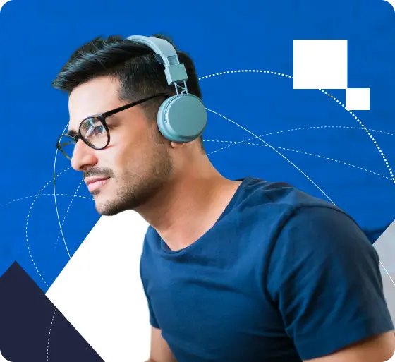 Participante del hackathon usando audífonos